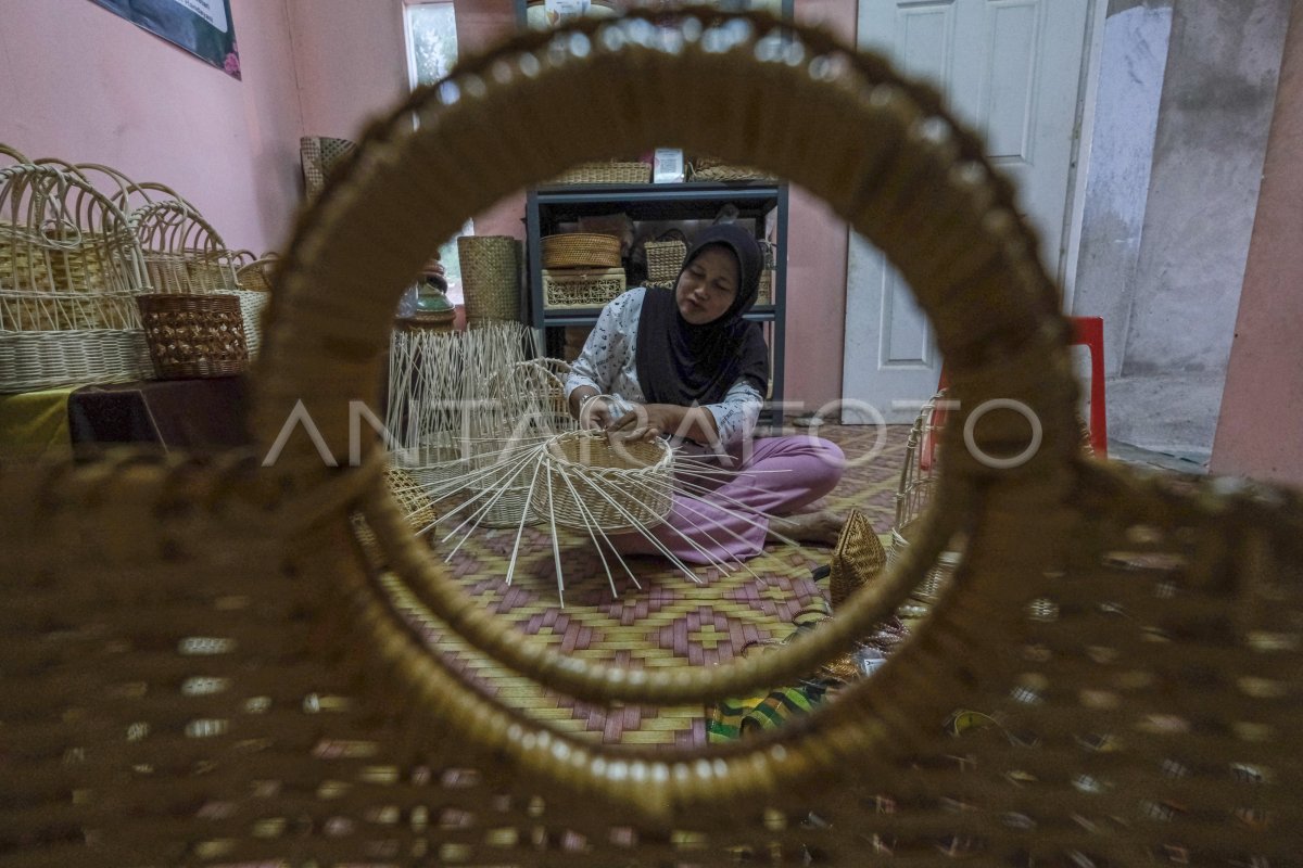 Industri anyaman rumahan di Kendari