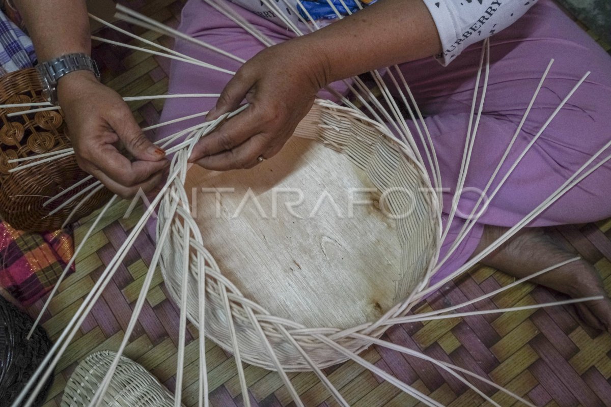 Industri anyaman rumahan di Kendari