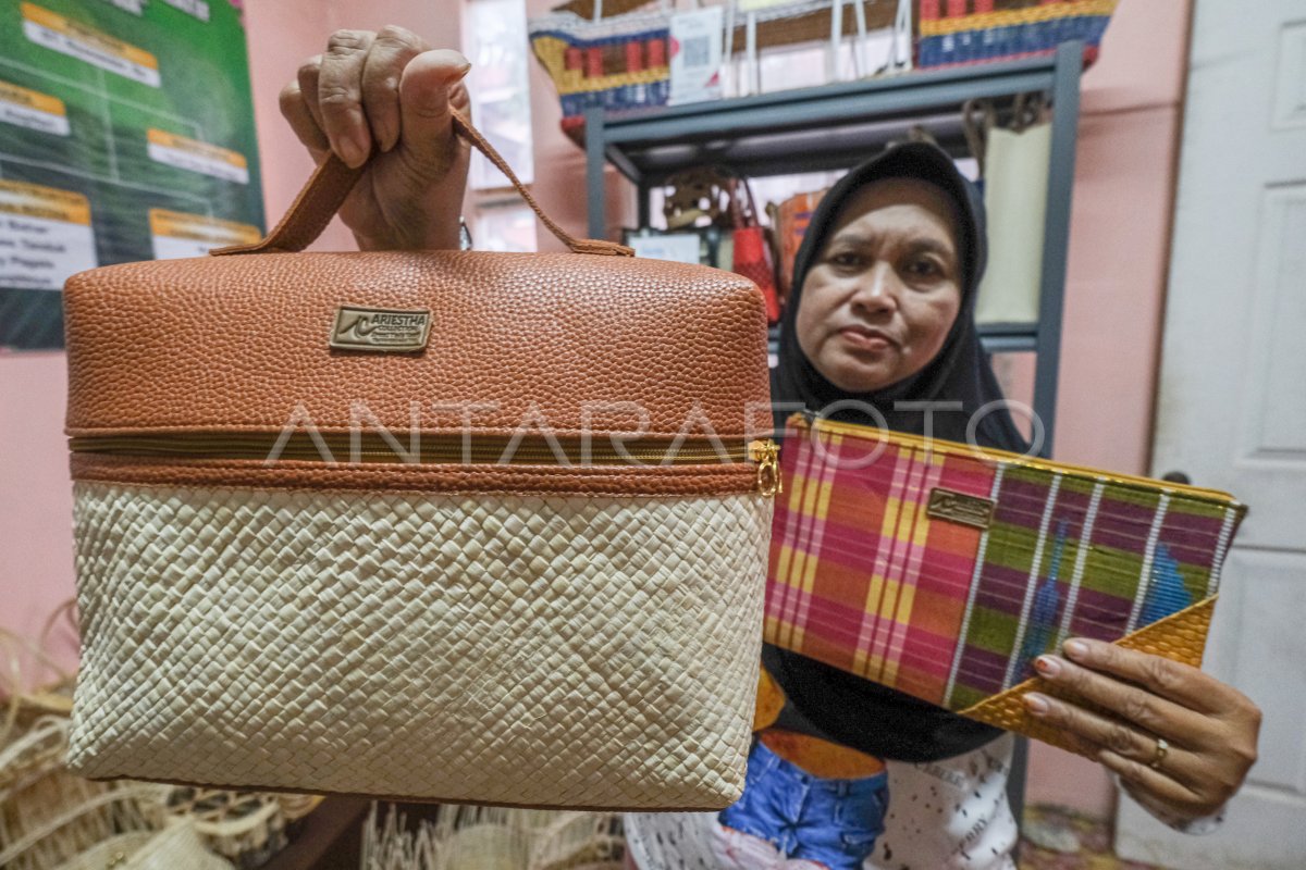 Industri anyaman rumahan di Kendari