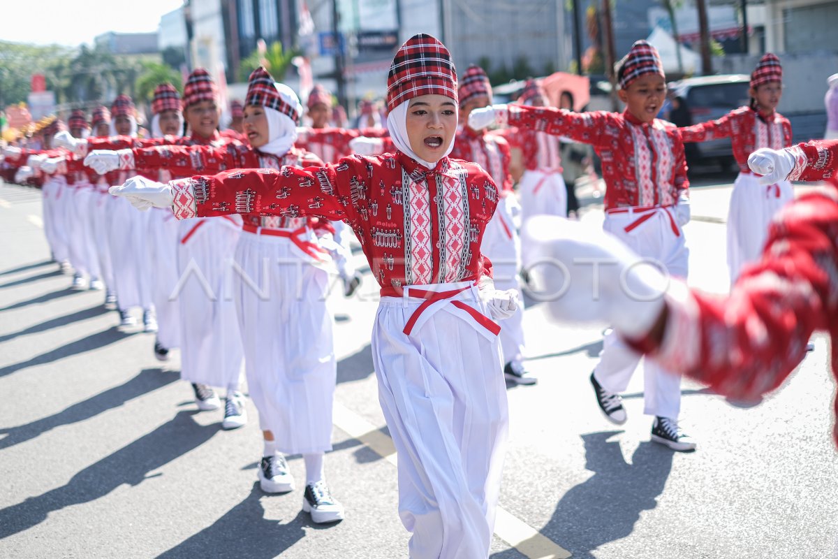 The beautiful street movement of students in Kendari