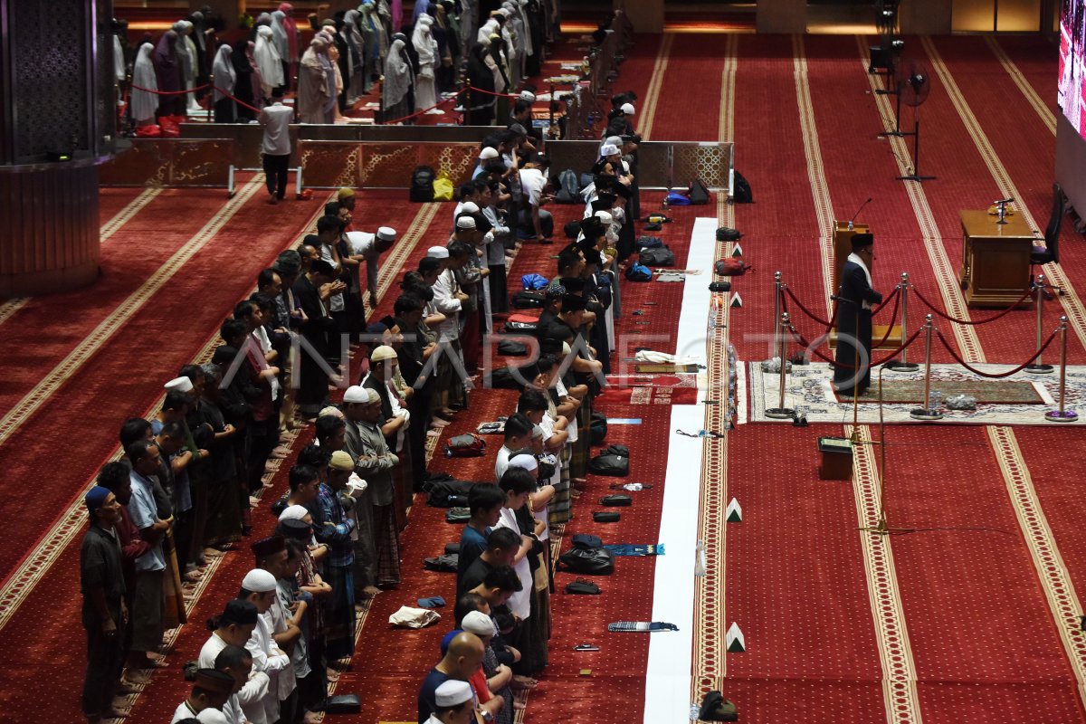 Shalat gerhana bulan di Masjid Istiqlal