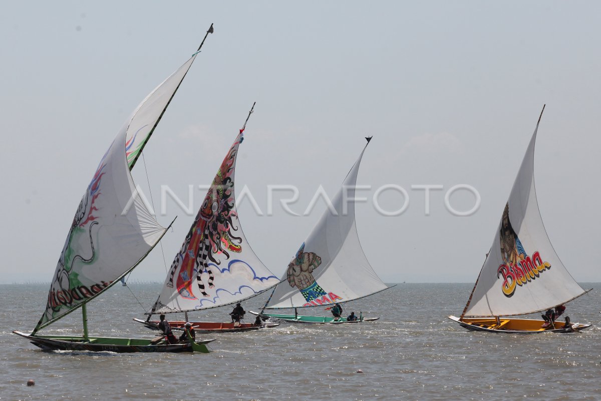 Lomba perahu layar tradisional di Surabaya