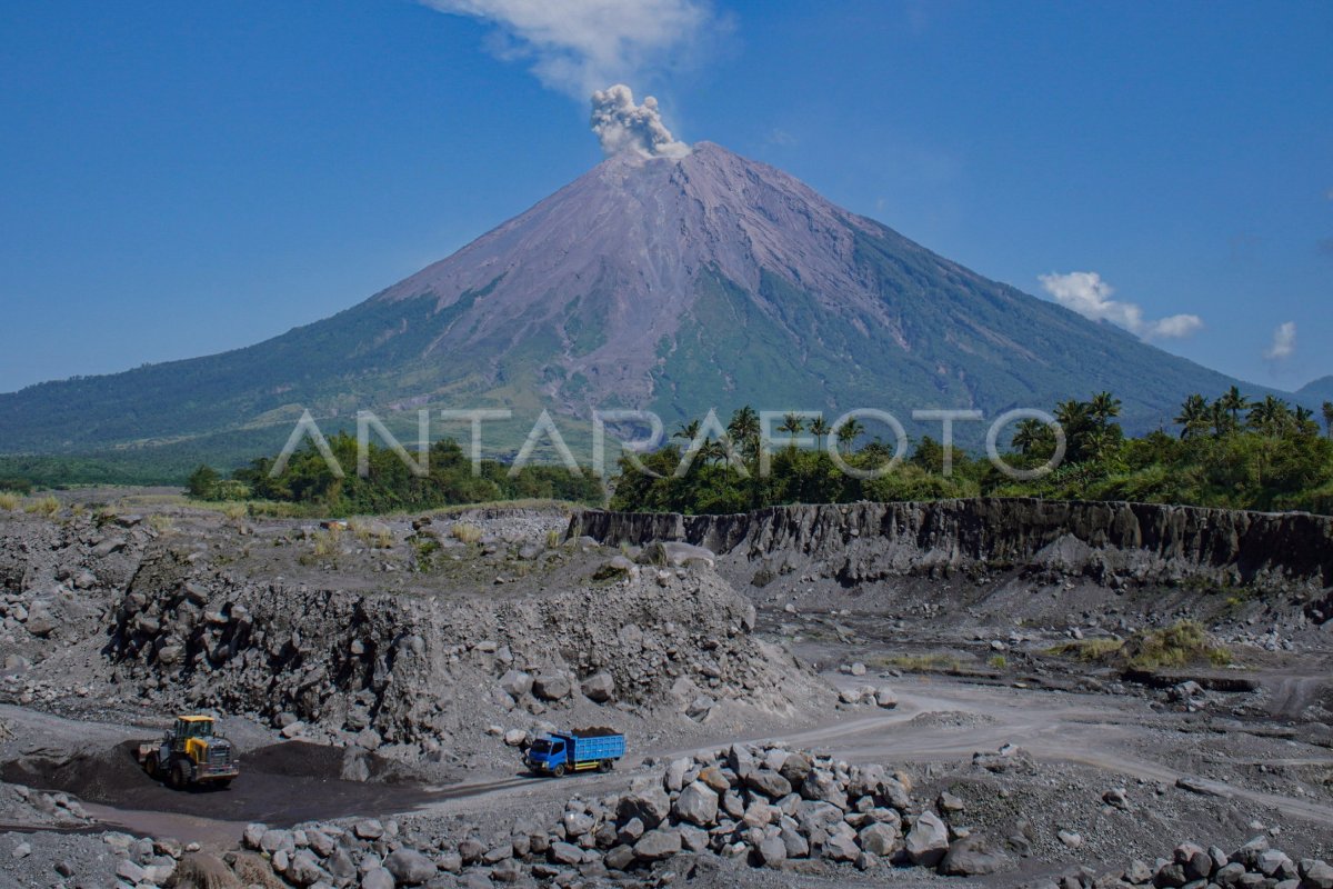 Erupsi Gunung Semeru semburkan abu vulkanik