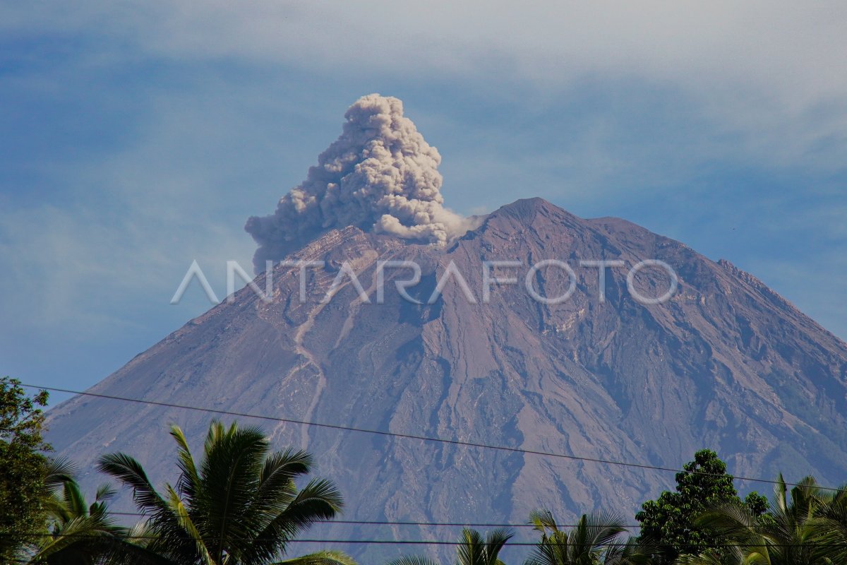Erupsi Gunung Semeru semburkan abu vulkanik