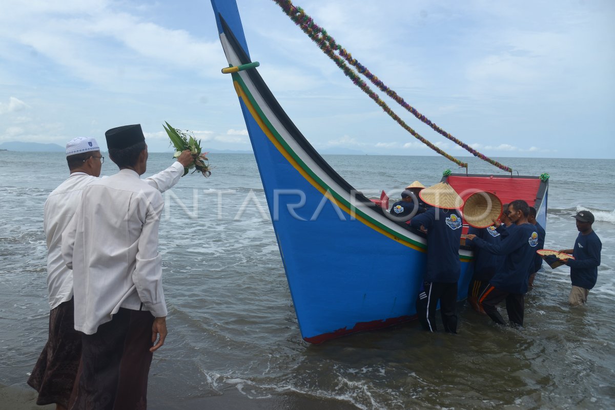 TAREK TARINE IN PANTAI WISATA ACEH | ANTARA Foto