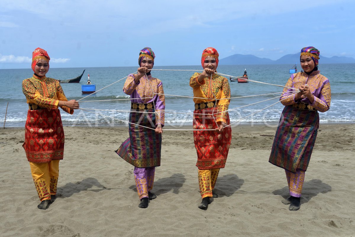 TAREK TARINE IN PANTAI WISATA ACEH | ANTARA Foto