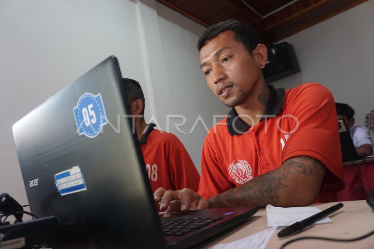 Warga binaan mengikuti tes Asesmen Nasional