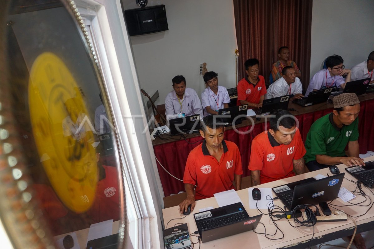 Warga binaan mengikuti tes Asesmen Nasional