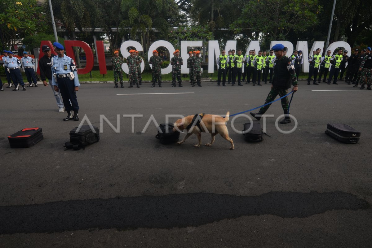 Kesiapan personel Posko Lebaran di Bandara Adi Soemarmo
