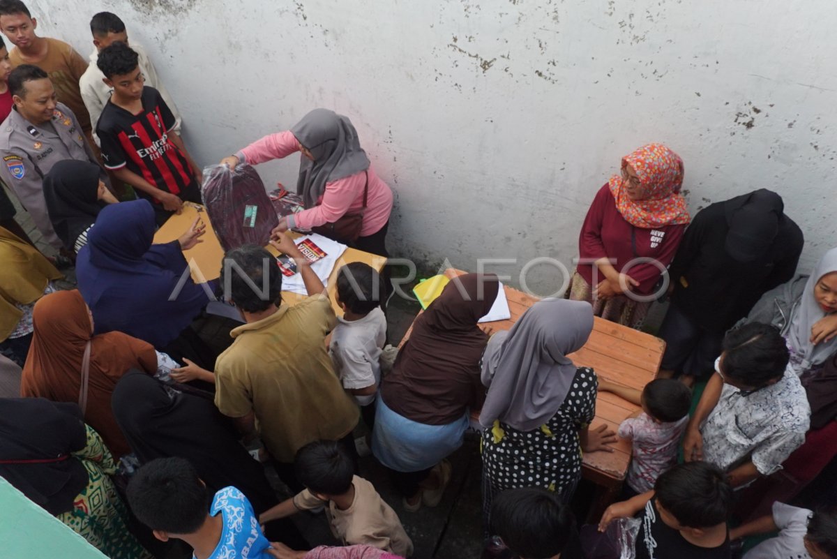 Pembagian alat tulis dan tas sekolah gratis di Jombang
