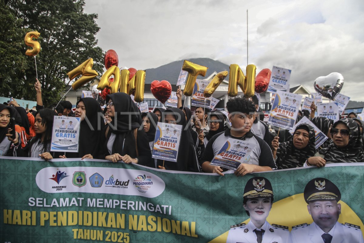 Jalan santai menyambut Hardiknas di Ternate