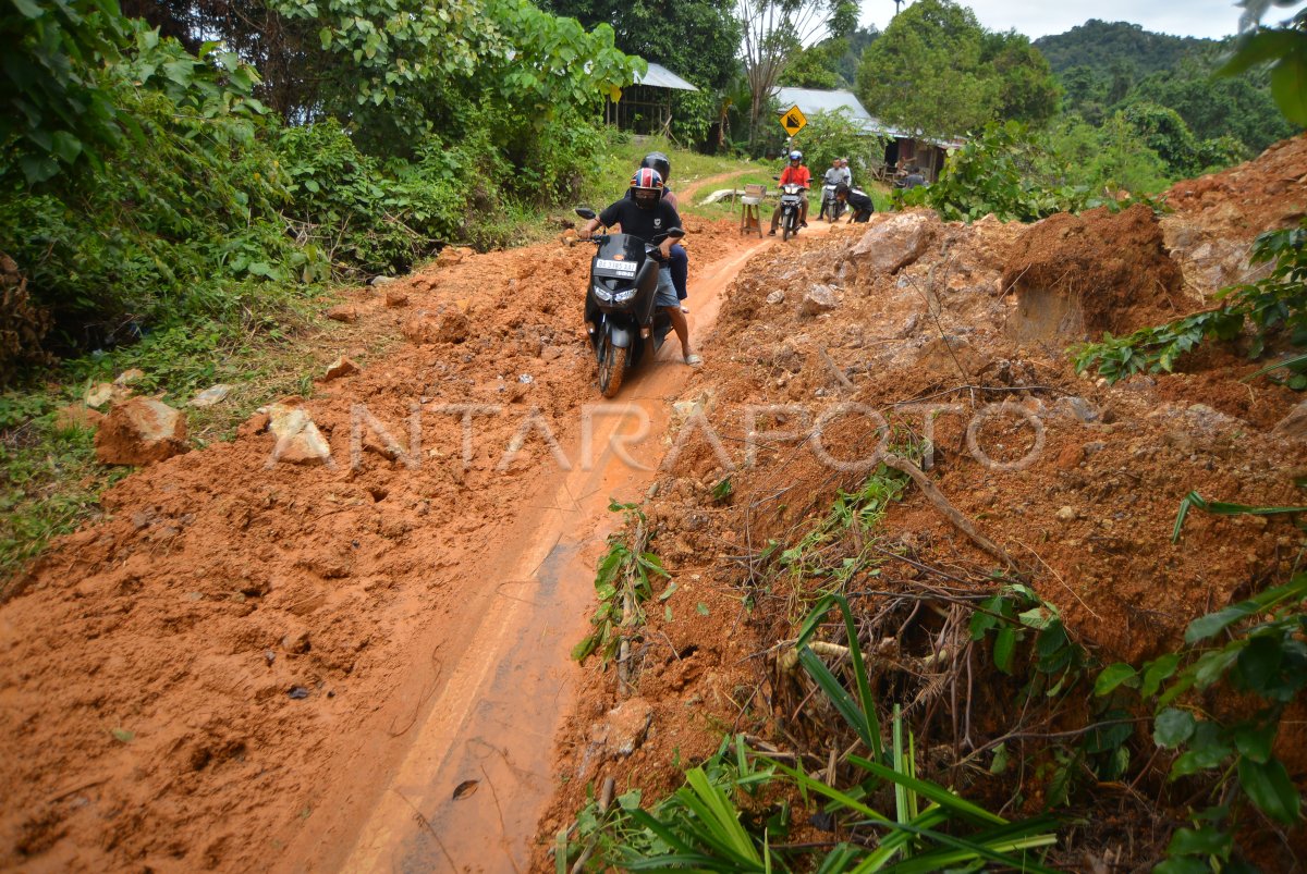 Jalan lingkar Nipah - Teluk Bayur longsor