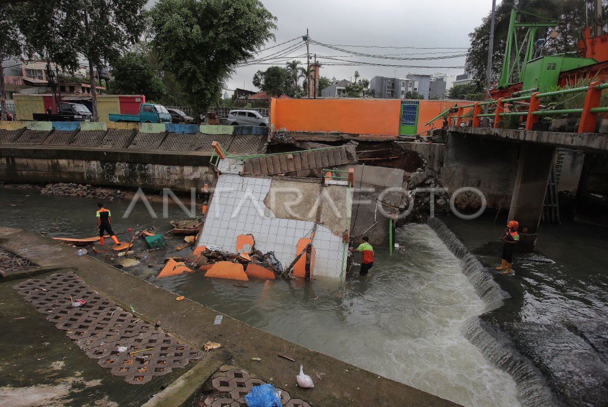 Post amblas water door to the flow of Kali Grogol