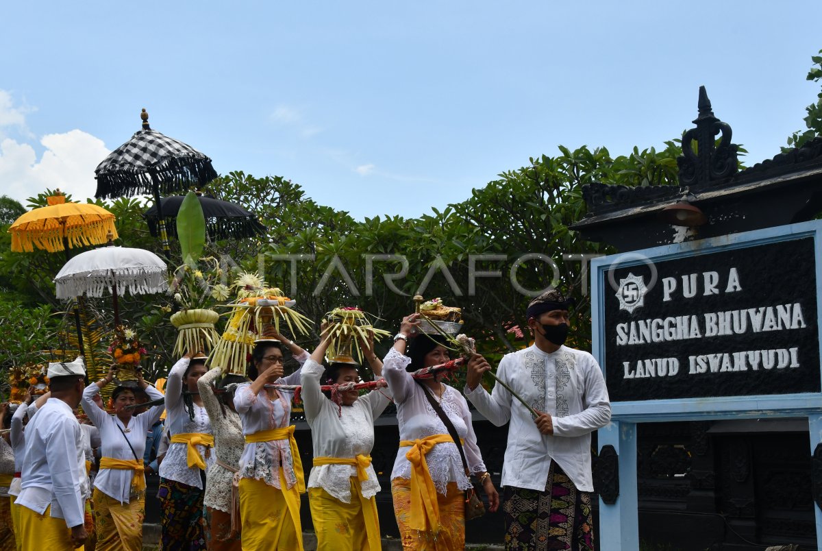 Sembahyang Hari Raya Galungan di Magetan