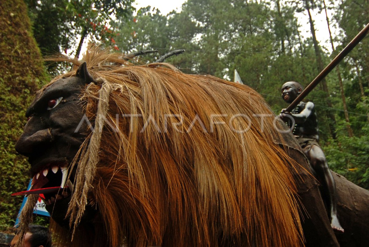 NGADUSI KAMBING KENDIT | ANTARA Foto