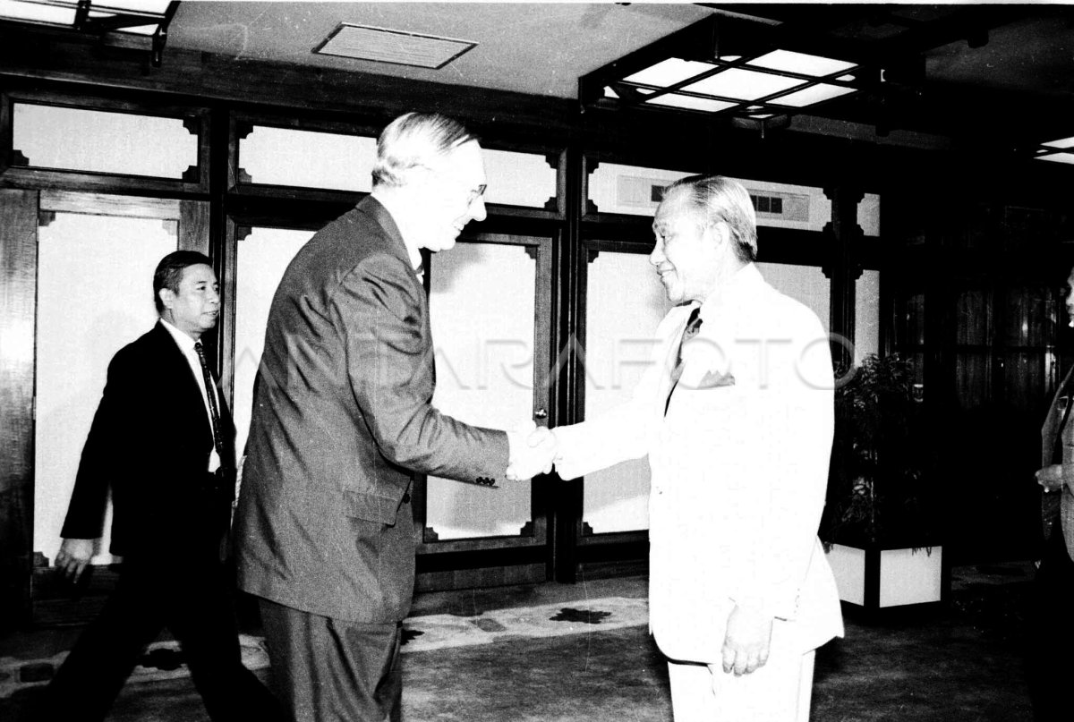 Kasetlarda porno filmlarni tomosha qiling