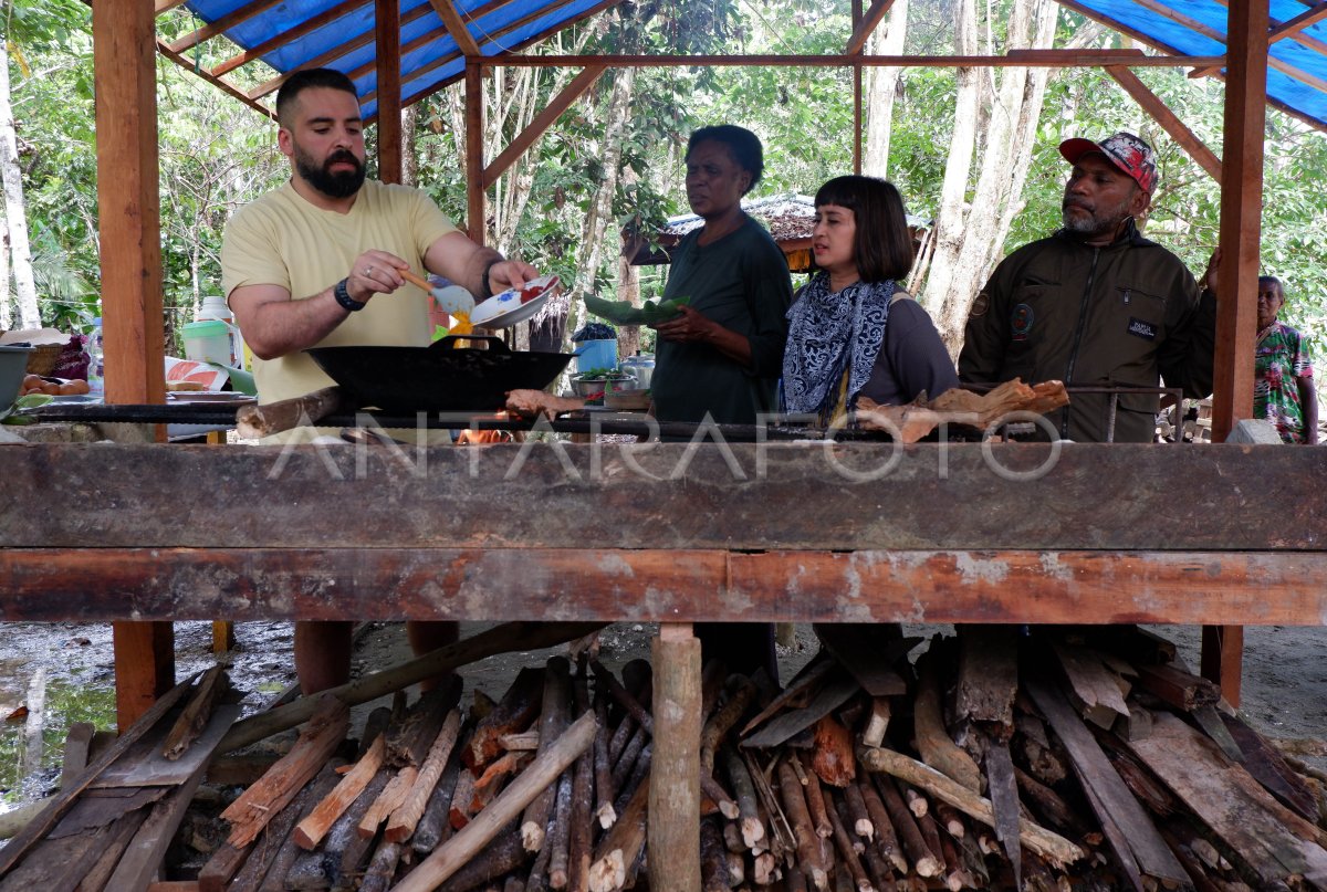 Qatar chef and Papuan mom cooking