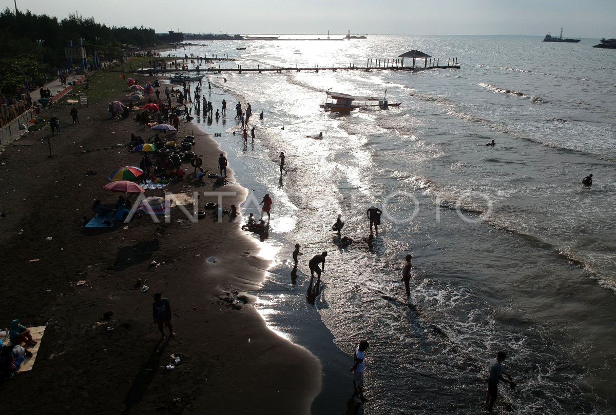 BEACH HOLIDAY TOURIST CAPACITY ANTARA Foto beach-holiday-tourist-capacity-antara-foto