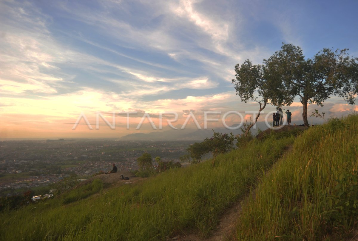 https://img.antarafoto.com/cache/1200x810/2021/02/12/wisata-bukit-nobita-di-kota-padang-svyg-dom.jpg