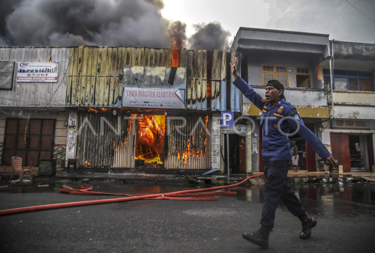 Kebakaran toko elektronik di Ternate