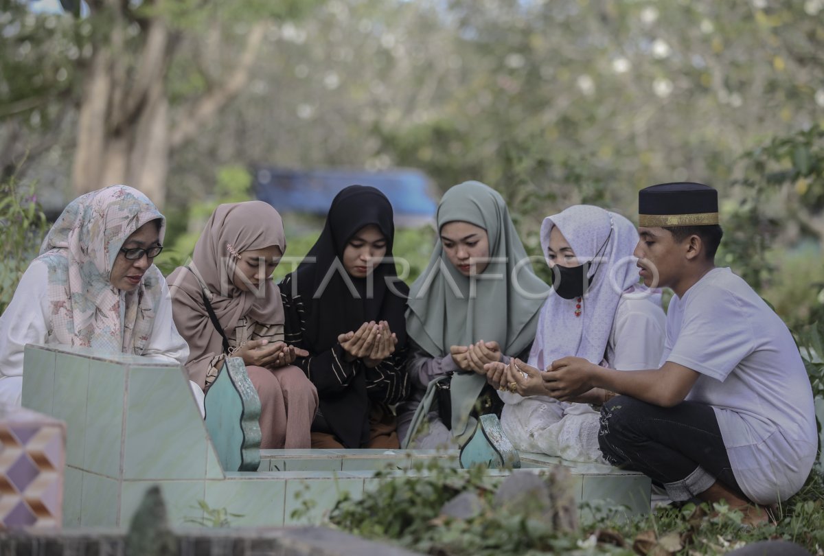 Ziarah kubur Hari Raya Idul Adha di Ternate