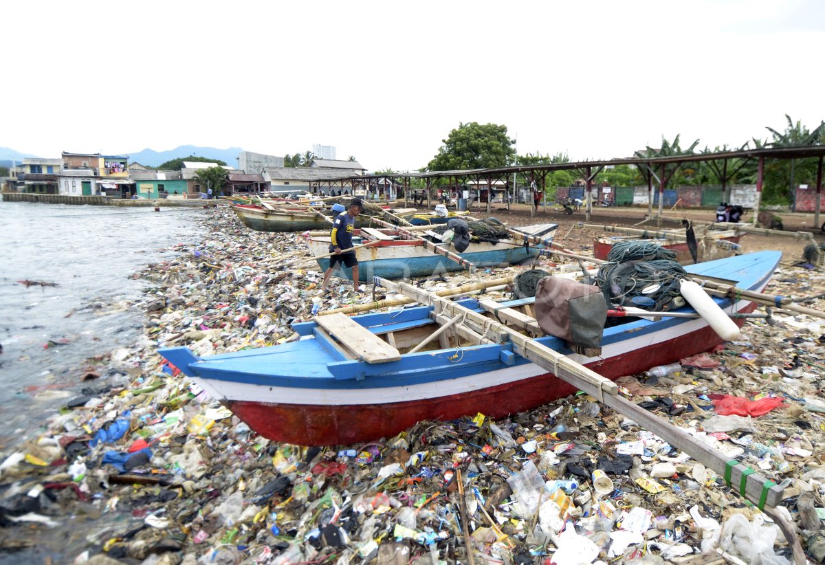 Tumpukan sampah mencemari pantai Bandar Lampung