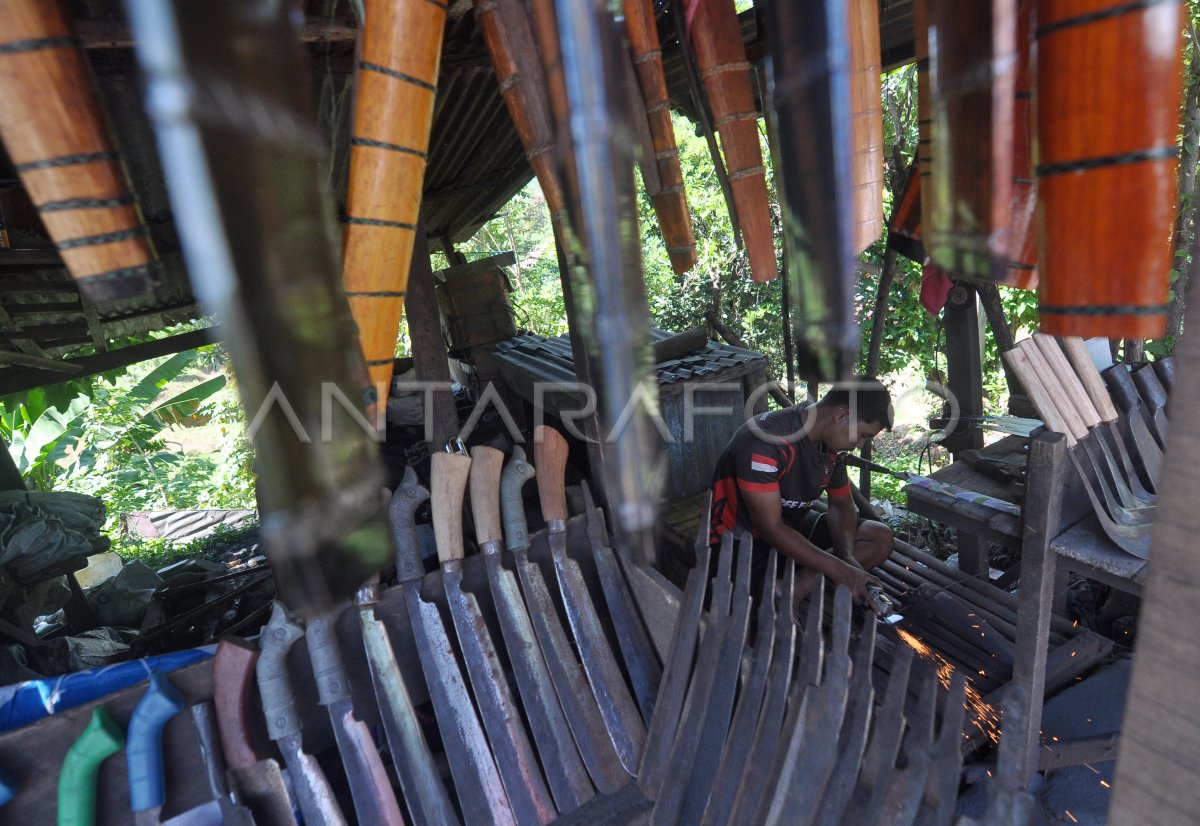 Omset pandai besi tradisional naik jelang Idul Adha