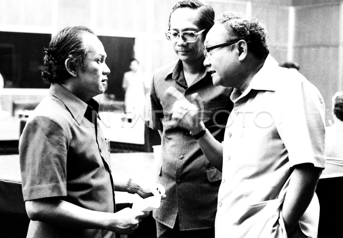 MENRISTEK  BJ HABIBIE BINCANG DENGAN GINANJAR DAN RADIUS PRAWIRO