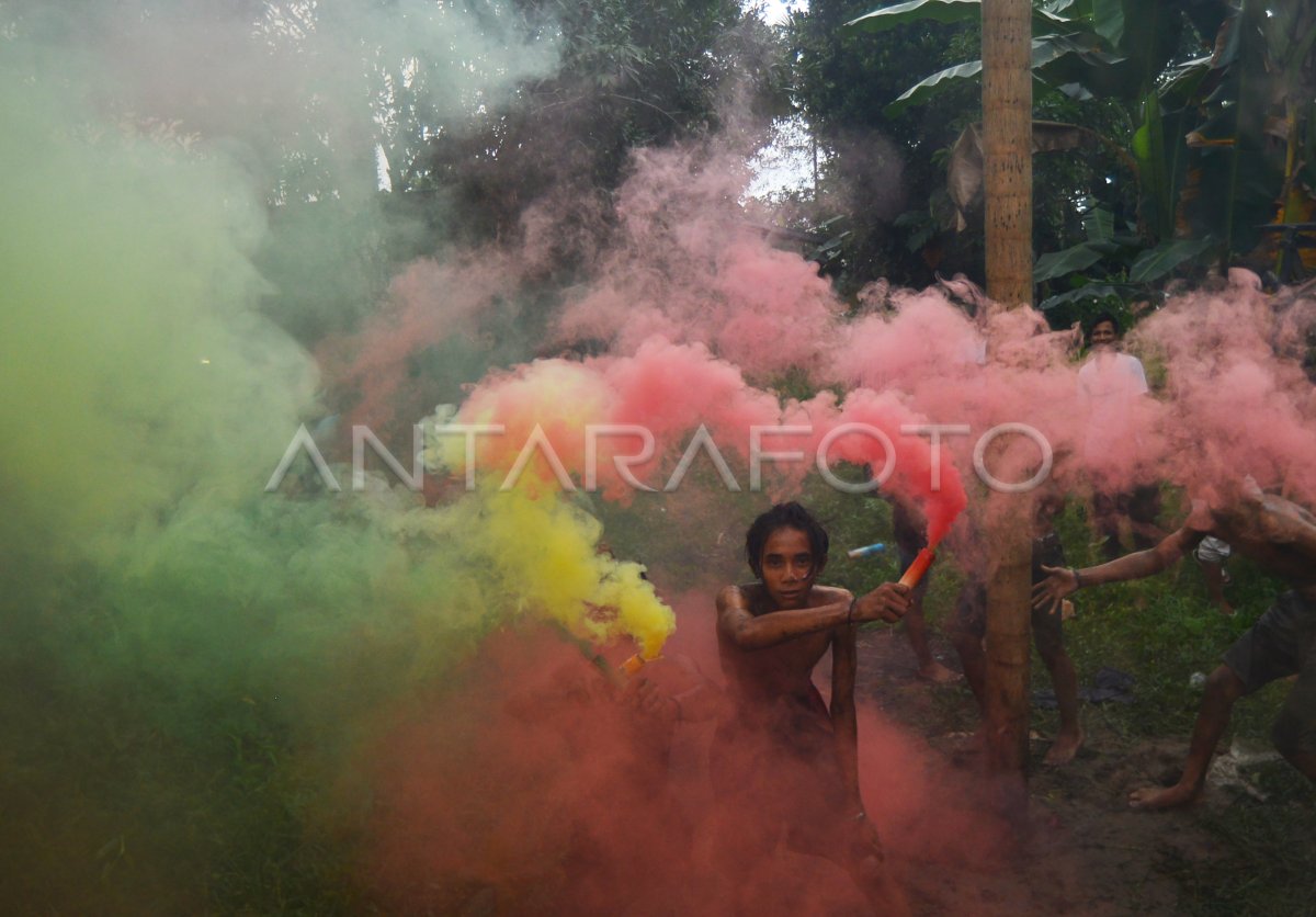 LOMBA PANJAT PINANG DI PADANG