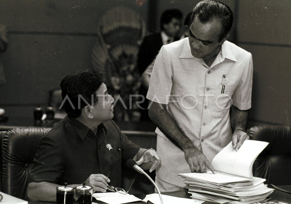 Kokraklarini gif yoğurayotgan qiz