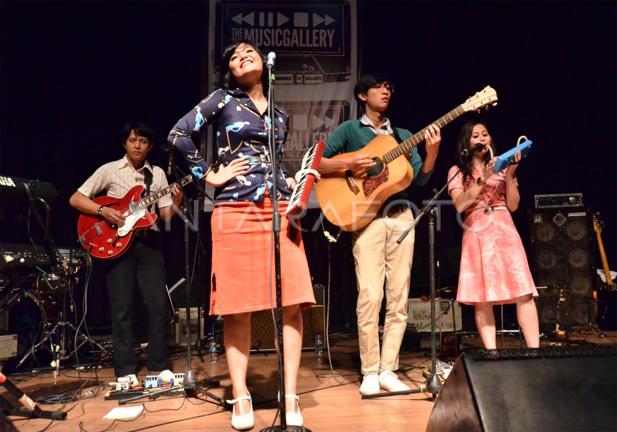 WHITE SHOES & THE COUPLES COMPANY