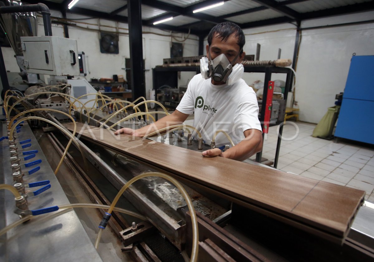 The utilization of husk and plastic waste into plana wood