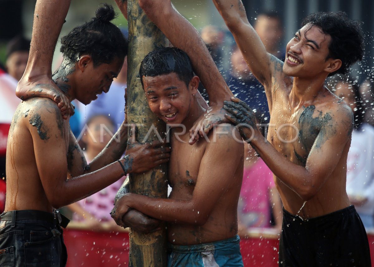 Lomba panjat pinang meriahkan HUT ke-79 RI