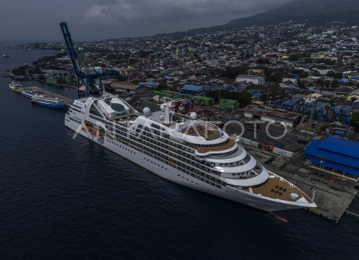 Kedatangan kapal pesiar Seabourn Quest di Ternate