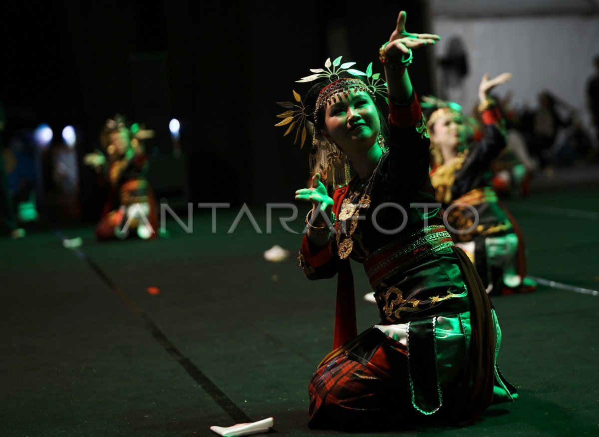Pertunjukan tarian di harmoni Sulawesi Tenggara