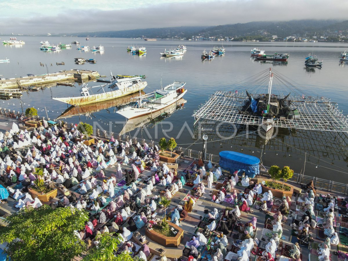 Adha Eid prayer on Kendari coast