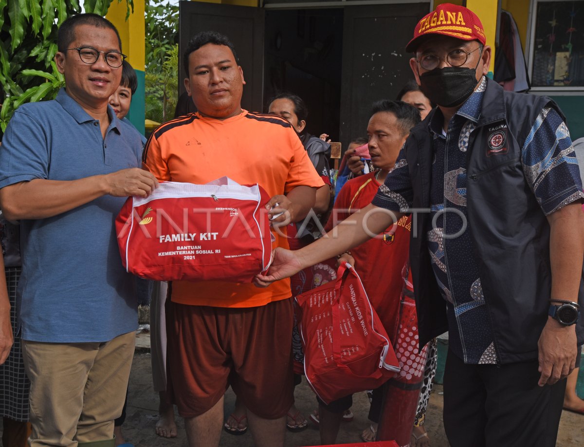 Serahkan Bantuan Untuk Korban Banjir Antara Foto