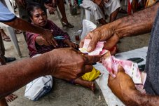 MERAWAT TRADISI KAPAK BATU DI TANAH PAPUA