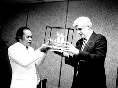 MENRISET BJ HABIBIE TERIMA MENTERI PERDAGANGAN KANADA