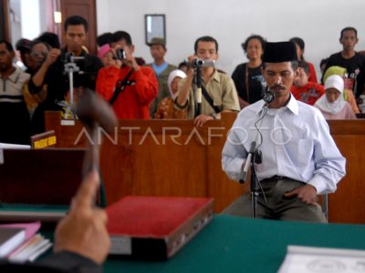 Sening ostidagi porno shovqin qil, tepamda qayinlar shovqin qil