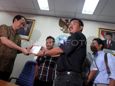 MENGADU KE DEWAN PERS