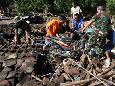 AMBRUK DITERJANG BANJIR