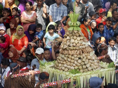 KIRAB SERIBU KETUPAT
