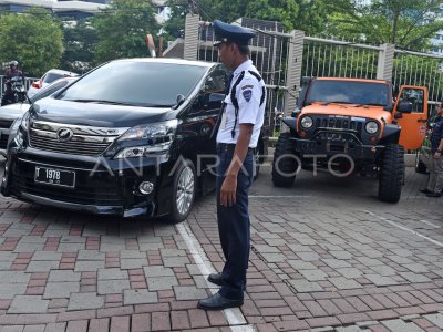 KPK SITA MOBIL BUPATI SUBANG