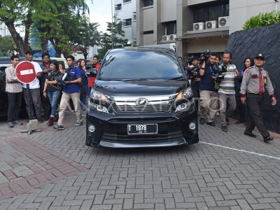 KPK SITA MOBIL BUPATI SUBANG