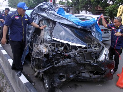 PENYELIDIKAN KECELAKAAN BERUNTUN PUNCAK | ANTARA Foto