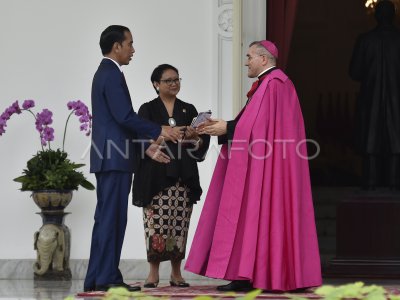 PRESIDENT RECEIVED DUBES LBBP