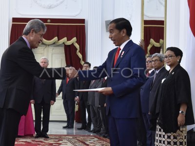 PRESIDENT RECEIVED DUBES LBBP