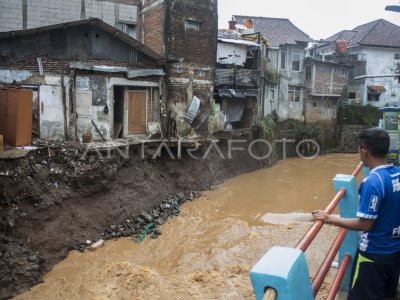 RUMAH TERANCAM AMBRUK DI BANDUNG