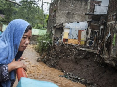 RUMAH TERANCAM AMBRUK DI BANDUNG